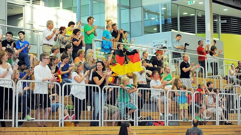 Zuschauer des Länderspiels Deutschland - Tschechien applaudieren in Erfurt den Teams. Foto: Susann Fromm