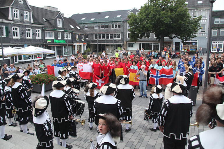 Vor dem großen Regen nahmen die Mannschaften mit ihren Nationalflaggen auf dem Marktplatz Aufstellung. (Foto: Lara Diederich)