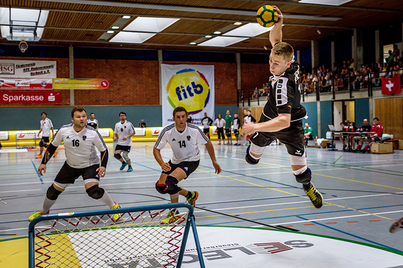 Der Höhenflug ist noch nicht zuende: Die deutschen Männer um Spielertrainer Frederik Berbecker spielen morgen bei der Tchoukball-Europameisterschaft gegen die Schweiz um Platz drei. (Foto: Rafael Hild)