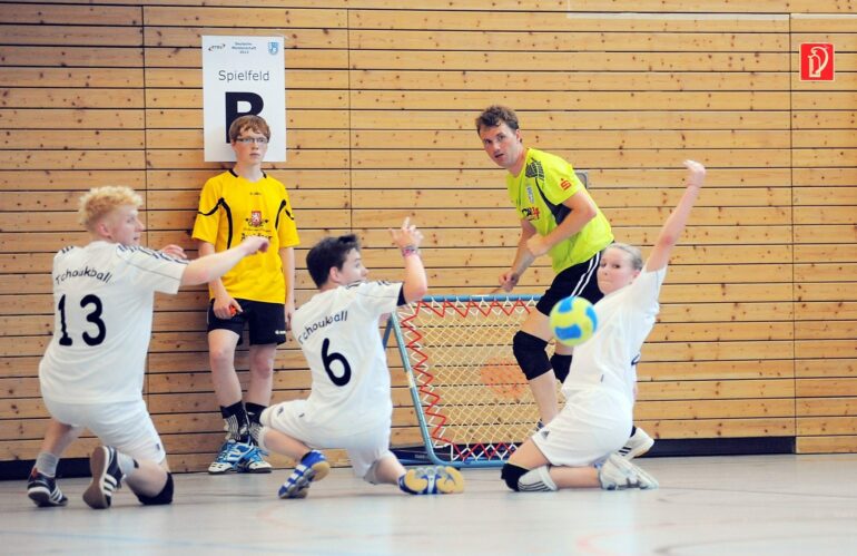 Erfurt war am Wochenende erstmals Austragungsort der Deutschen Meisterschaft im Tchoukball. Hier: Andreas König von Gastgeber SG Urbich II (grüne Trikots) im Vorrundenspiel gegen das Team Tchoukball Halver II. Halver gewann 34:18. Foto: Susann Fromm