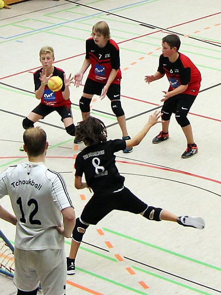 Premiere: Spieler der Lenneper TG verteidigen den Wurf des TBH Düsseldorf.