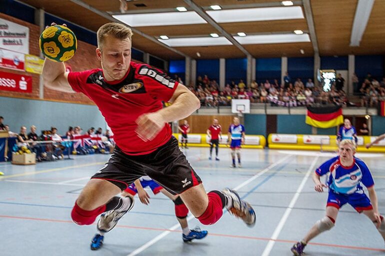 Lars Diederich (TuS Oeckinghausen) beim Abschluss im Spiel gegen Großbritannien bei der EM 2014 (Foto: Benedikt Hild)