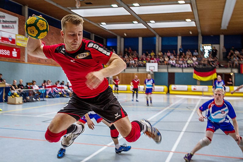 Lars Diederich (TuS Oeckinghausen) beim Abschluss im Spiel gegen Großbritannien bei der EM 2014 (Foto: Benedikt Hild)