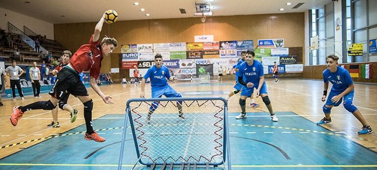 Die Thüringer Tchoukball-Vereine sind auch international erfolgreich. Sie stellten bei der Junioren-Europameisterschaft im vergangenen Sommer zwölf Nationalspieler. Lukas Bärwinkel (SG Urbich, links) gewann in der Jungen-Altersklasse M15 die Silbermedaille. Hier wirft er im Finale gegen Italien den Ball auf das Frame. (Foto: Susann Fromm)