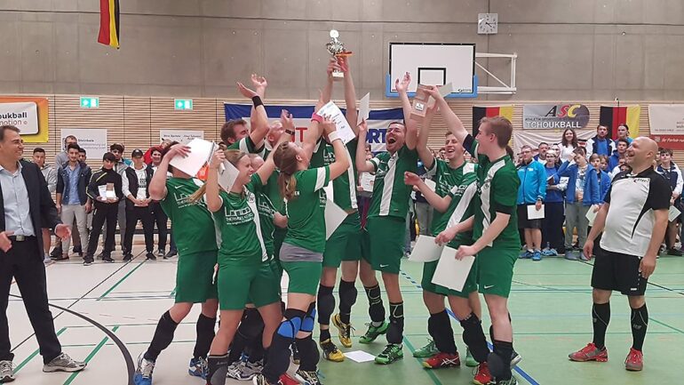 Der alte und neue Deutsche Meister TuS Oeckinghausen feierte ausgelassen den abermaligen Gewinn des Titels. (Foto: Antje Renelt)