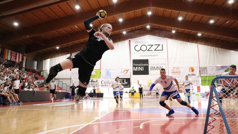 Das Gold war für die M18 zum Greifen nah. Doch im Finale gegen Italien (hier Alex Zoch vom TBH Düsseldorf beim Abschluss) reichten zwei Drittel-Siege nicht. (Foto: ETBF/FTBI, Paolo Volonté)