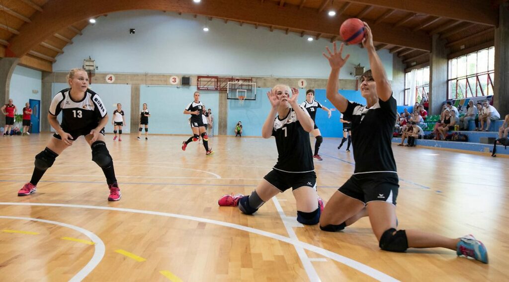 Marie Berbecker, Anna-Julia Diederich und Elisa Donig in der Verteidigung