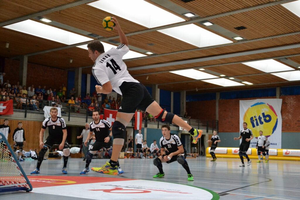 Radevormwald hat schon internationale Tchoukball-Erfahrung. Das Sportzentrum in der Hermannstraße war 2014 Austragungsort der Europameisterschaft. Das Foto zeigt eine Szene aus dem Männer-Halbfinale zwischen Deutschland und Österreich. (Foto: Elena Zambello)