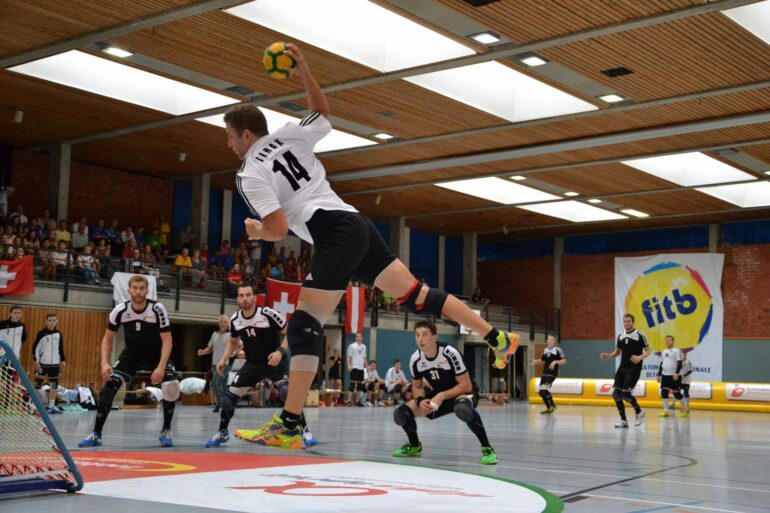 Radevormwald hat schon internationale Tchoukball-Erfahrung. Das Sportzentrum in der Hermannstraße war 2014 Austragungsort der Europameisterschaft. Das Foto zeigt eine Szene aus dem Männer-Halbfinale zwischen Deutschland und Österreich. (Foto: Elena Zambello)